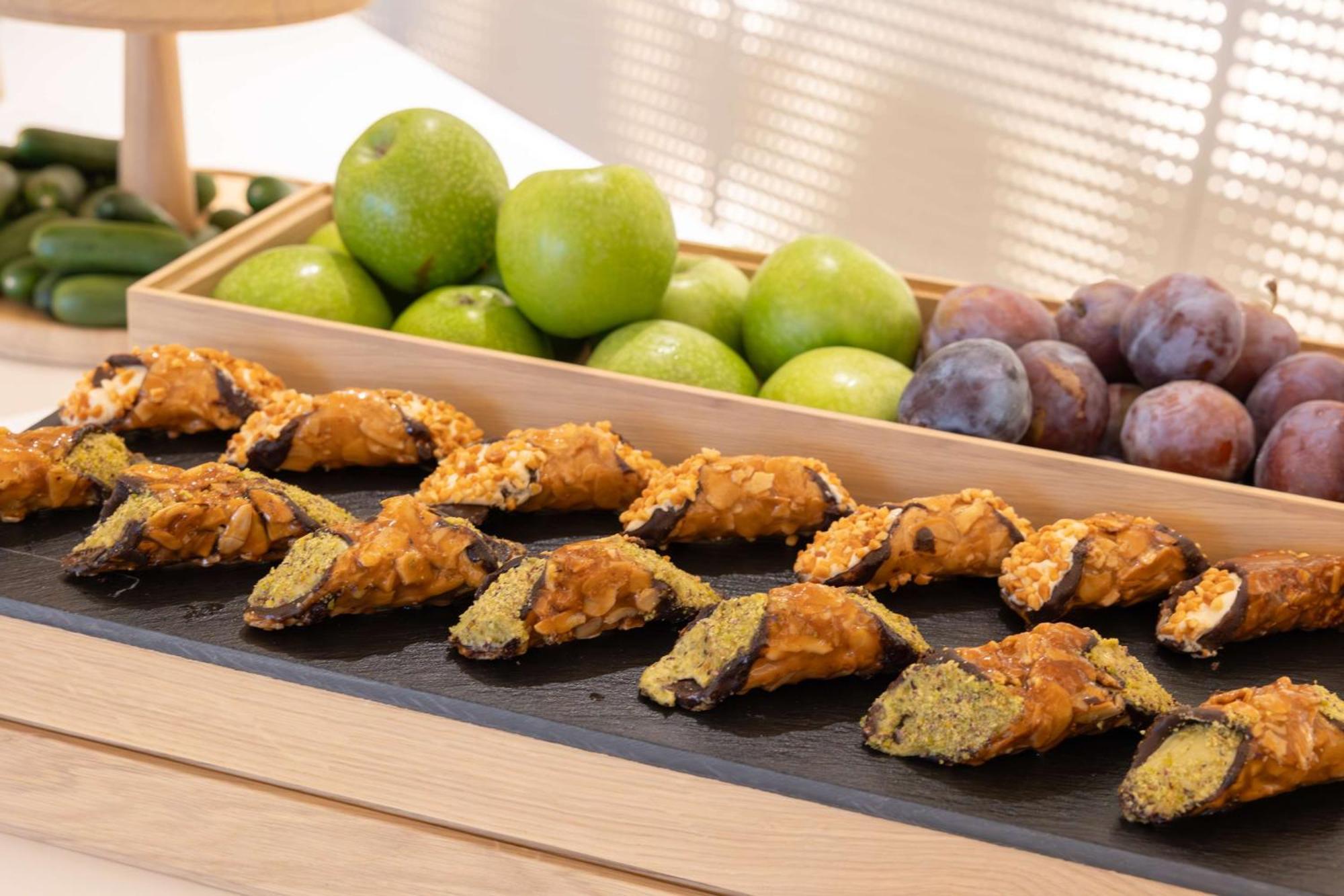Park Inn By Radisson Amsterdam City West Esterno foto Cannoli